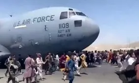 ویدئویی از شهروندان افغانستانی بر روی چرخ های هواپیمای درحال حرکت!