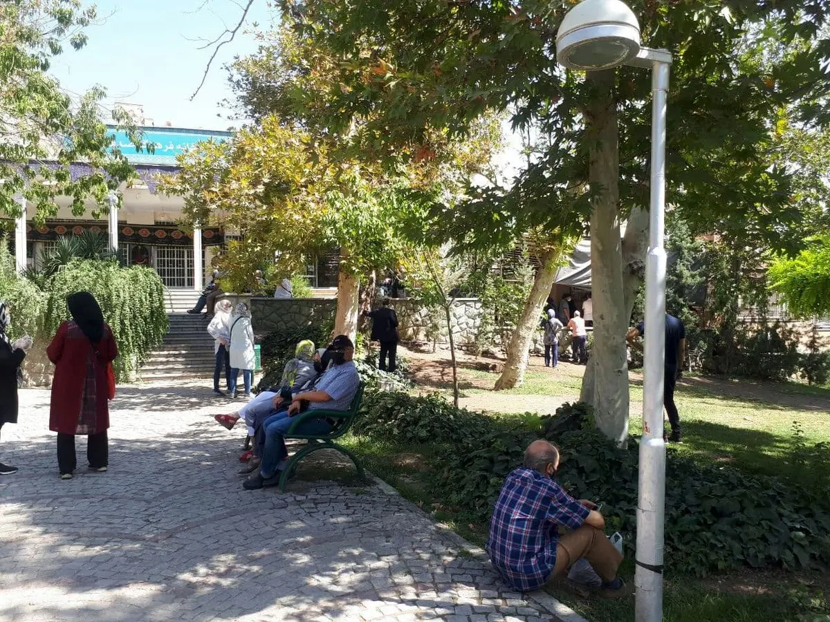 در نوبتم آمده ام اما می گویند واکسن کم است و نمی زنیم! / گلایه های مردم تهران در صف تزریق واکسن کرونا / ویدیو