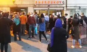 شهروندانی عصبانی در صف های شلوغ واکسن / چرا وعده های شهریور محقق نمی شود؟