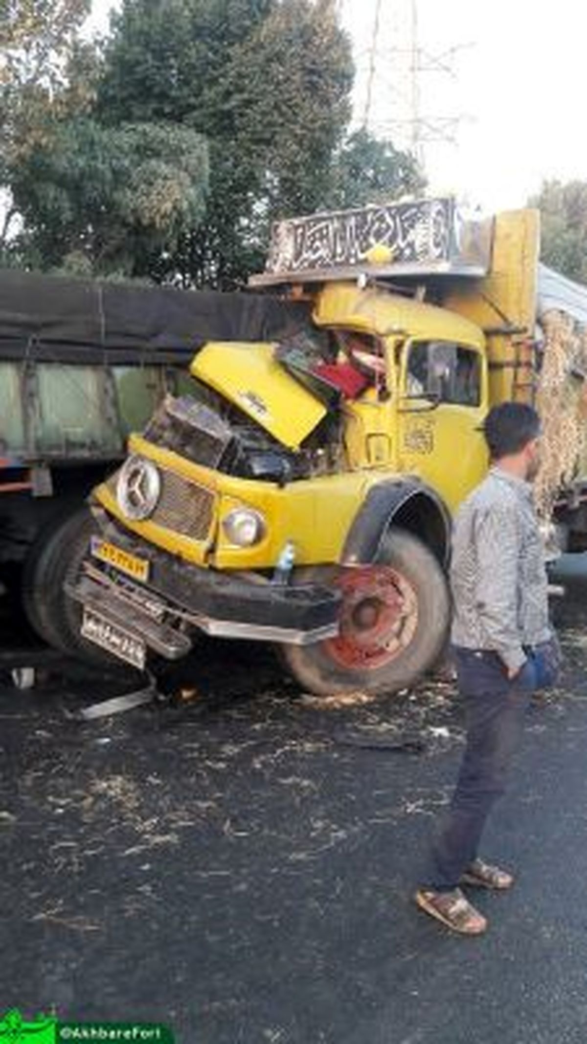 تصادف شدید دو دستگاه کامیون در اصفهان
