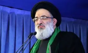 امام جمعه کرج: بانوان در جامعه اسلامی به جای مادر شدن، سگ به دست گرفته و در خیابان ها پرسه می زنند