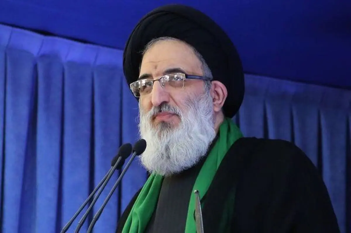 امام جمعه کرج: بانوان در جامعه اسلامی به جای مادر شدن، سگ به دست گرفته و در خیابان ها پرسه می زنند
