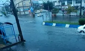 بارش شدید باران و وزش باد در گیلان/ آبگرفتگی معابر رشت و انزلی