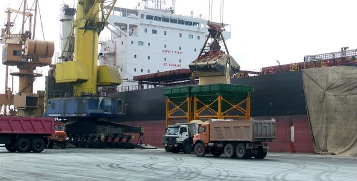 تخلیه دو کشتی حامل کالاهای اساسی در شهید رجایی