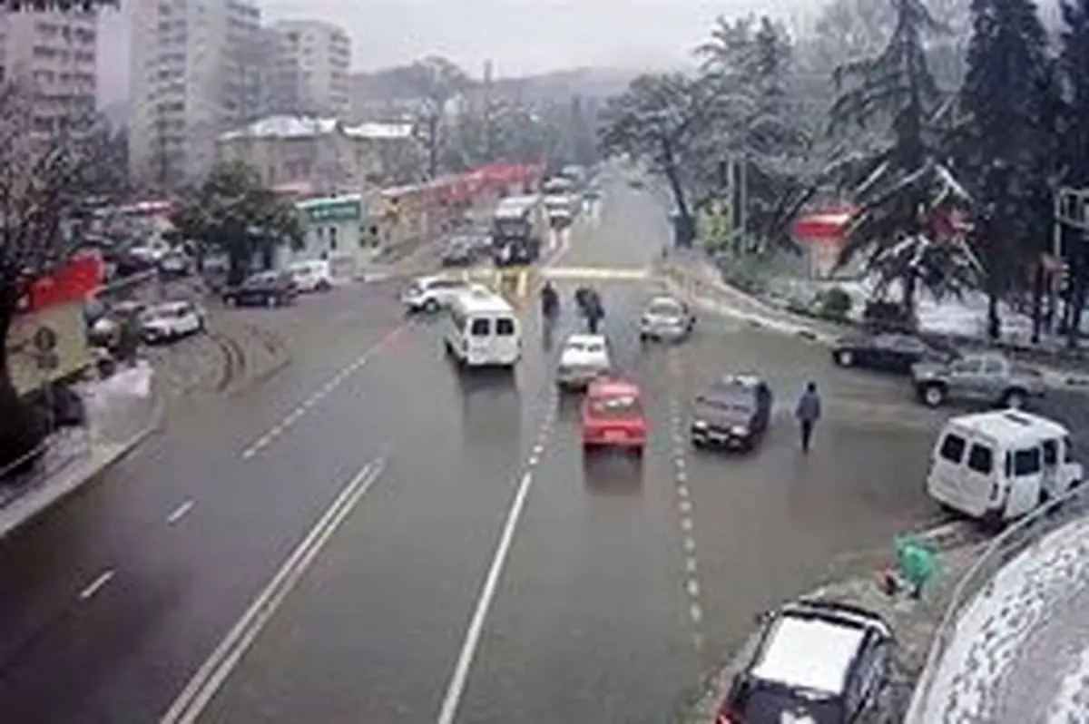 فیلم/ صحنه یک تصادف عجیب/ راننده پرت می‌شود اما خودرو دقیق پارک می‌شود