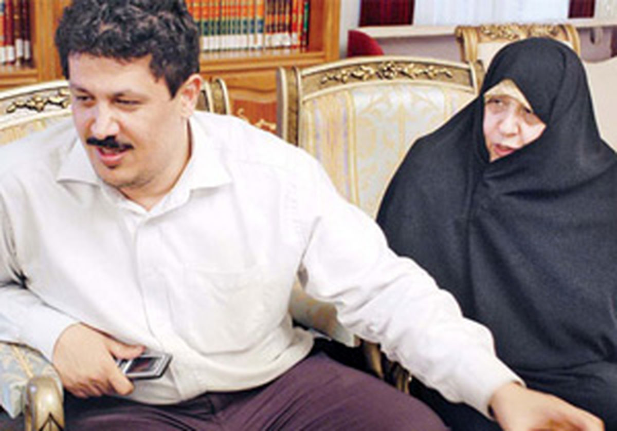 دعای عفت مرعشی برای مهدی هاشمی هنگام حرکت برای بازگشت به زندان/ ویدئو