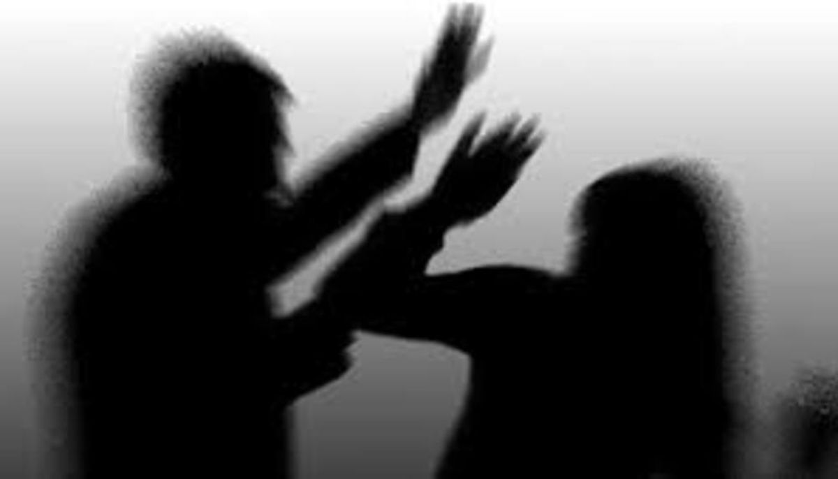 به کما رفتن زنی که ۱۱ سال از شوهر و پدرشوهرش کتک می خورد