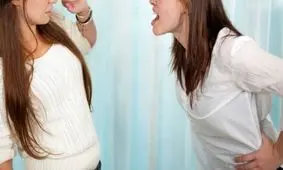 کتک کاری عجیب ۲ زن برای تصاحب یک مرد