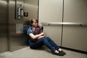 کاری که هنگام گیر کردن در آسانسور باید انجام داد