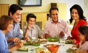 چرا موقع غذا خوردن نباید حرف بزنیم؟