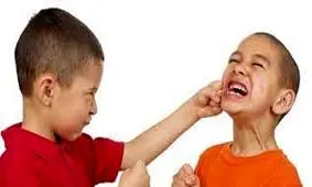 با کودکی که دیگران را می‌ زند چطور رفتار کنیم؟