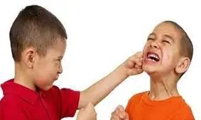 با کودکی که دیگران را می‌ زند چطور رفتار کنیم؟