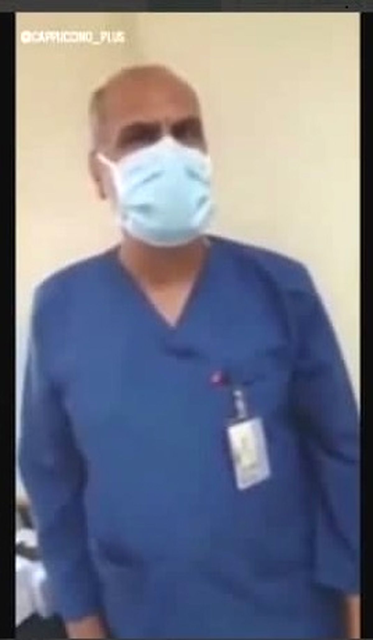 کلیپی که خشم مصری ها را برانگیخت/ پزشکی که به پرستارش دستور می دهد برای سگش نماز بخواند/ ویدئو