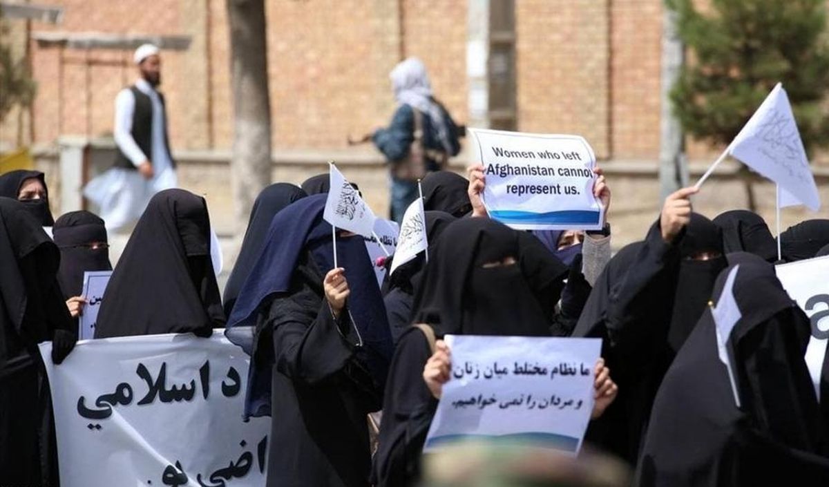 تظاهرات زنان هوادار طالبان/ عکس