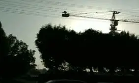 صحنه خودکشی از بالای جرثقیل