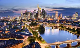 زن ایرانی شهردار فرانکفورت شد/ عکس