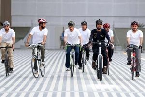 حاکم‌ دبی در حال دوچرخه سواری در محل برگزاری نمایشگاه اکسپوی دبی/ ویدئو
