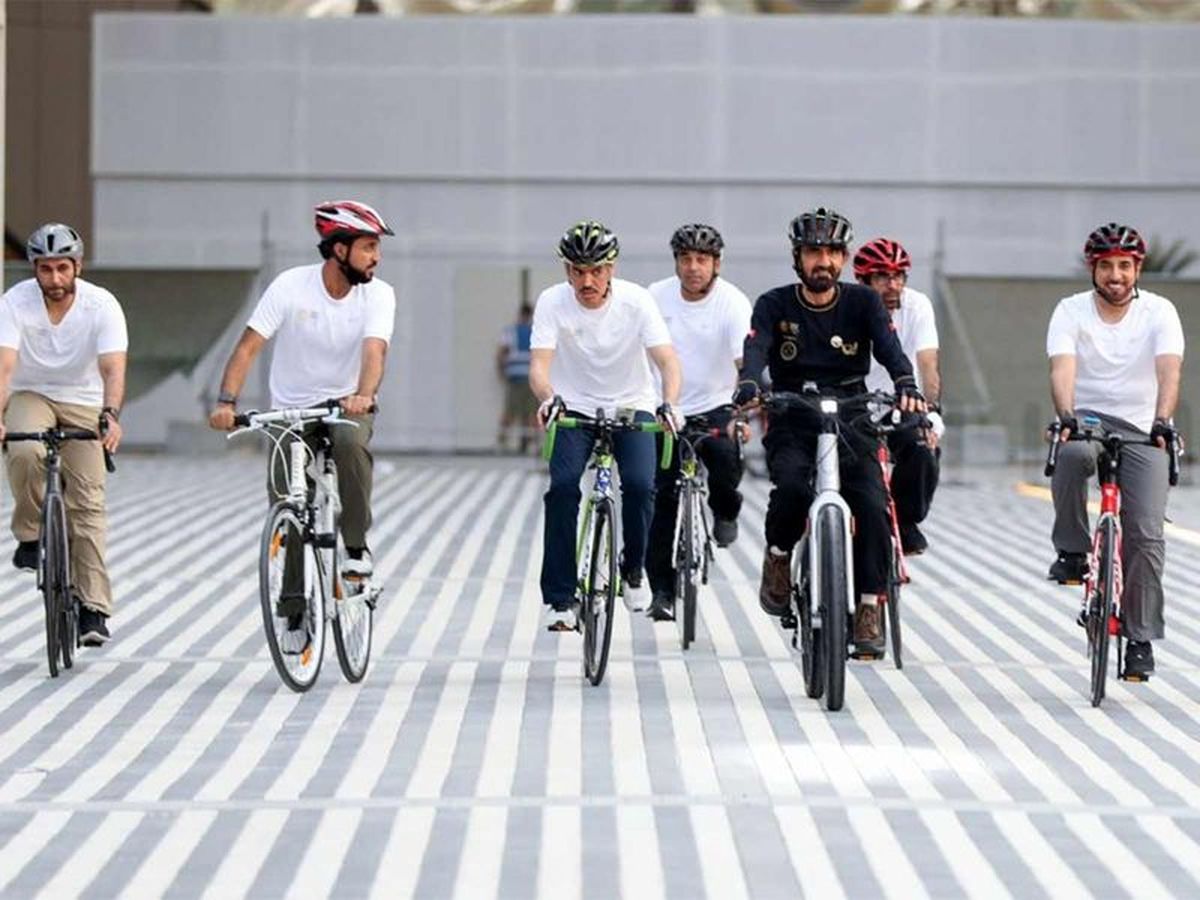 حاکم‌ دبی در حال دوچرخه سواری در محل برگزاری نمایشگاه اکسپوی دبی/ ویدئو