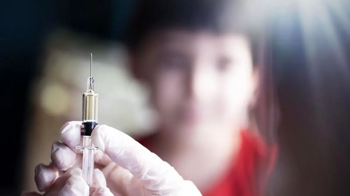 سینوفارم برای زیر ۱۸ سال تایید جهانی ندارد / فقط نوجوانان چینی و اماراتی با سینوفارم واکسینه شده‌اند