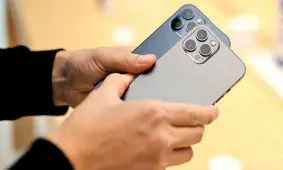 صف خرید آیفون ۱۳ در فروشگاه اپل در دبی مال/ عکس