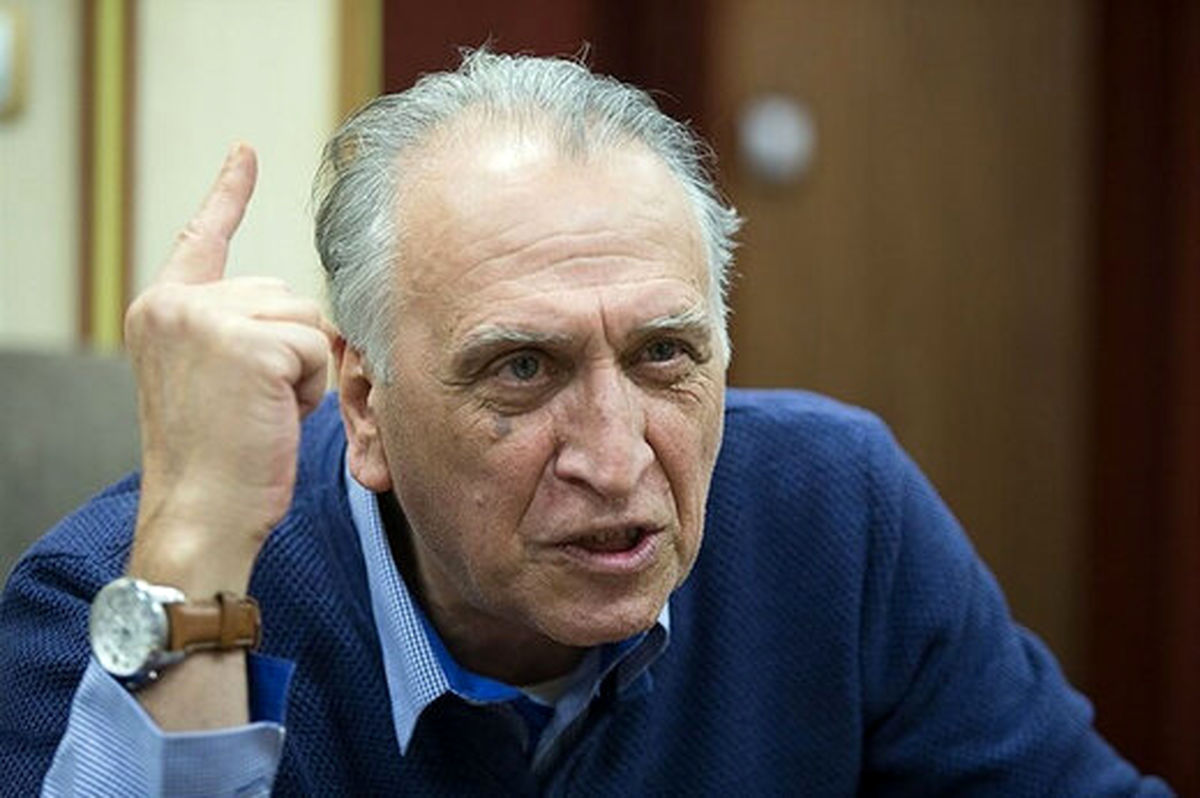 احمد نجفی: افراد خاصی بازیگران را تهدید میکنند اسم انقلاب را نیاورند