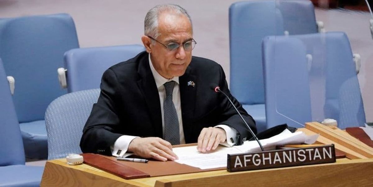 نماینده دولت پیشین افغانستان در سازمان ملل سخنرانی می‌کند