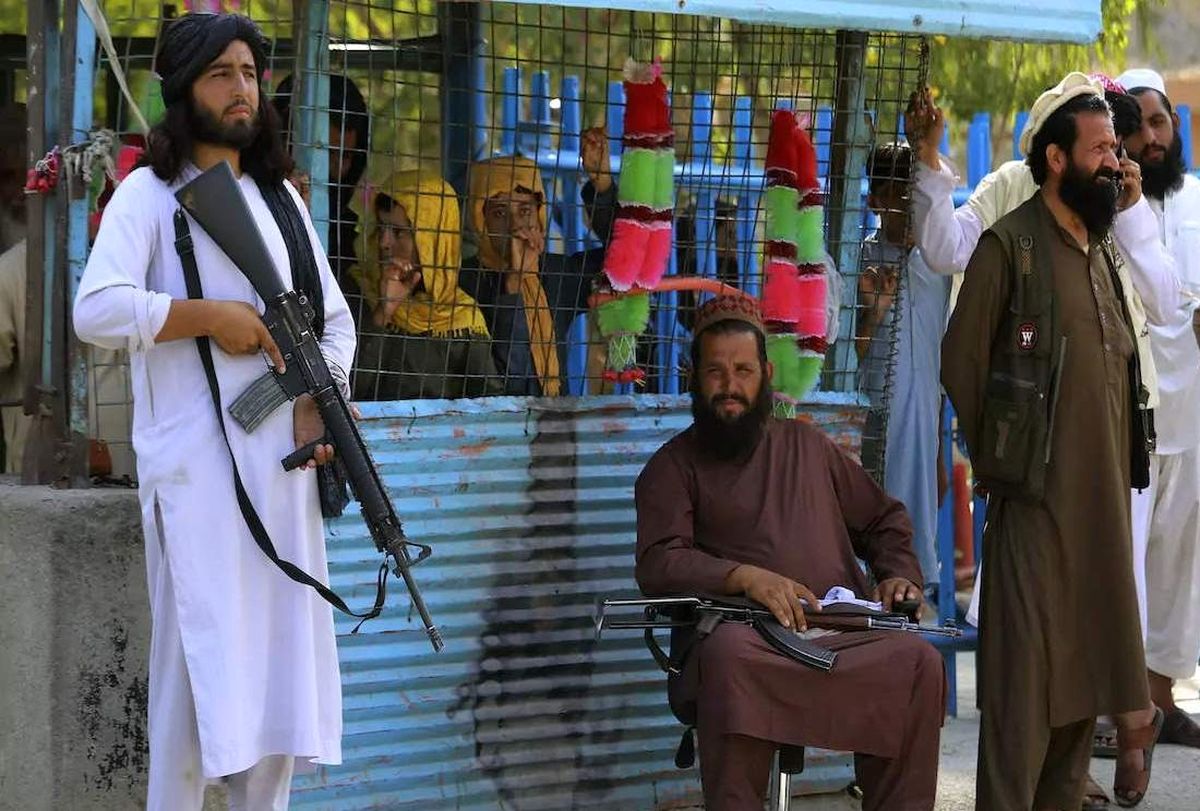 قرار عاشقانه جنگجوی طالبان!/ عکس