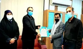 تجلیل از مدیر روابط‌ عمومی شرکت فولاد خوزستان