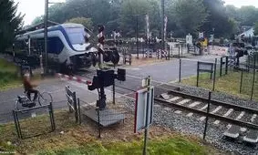 نجات معجزه آسای یک زن از برخورد با قطار سریع السیر/ ویدئو