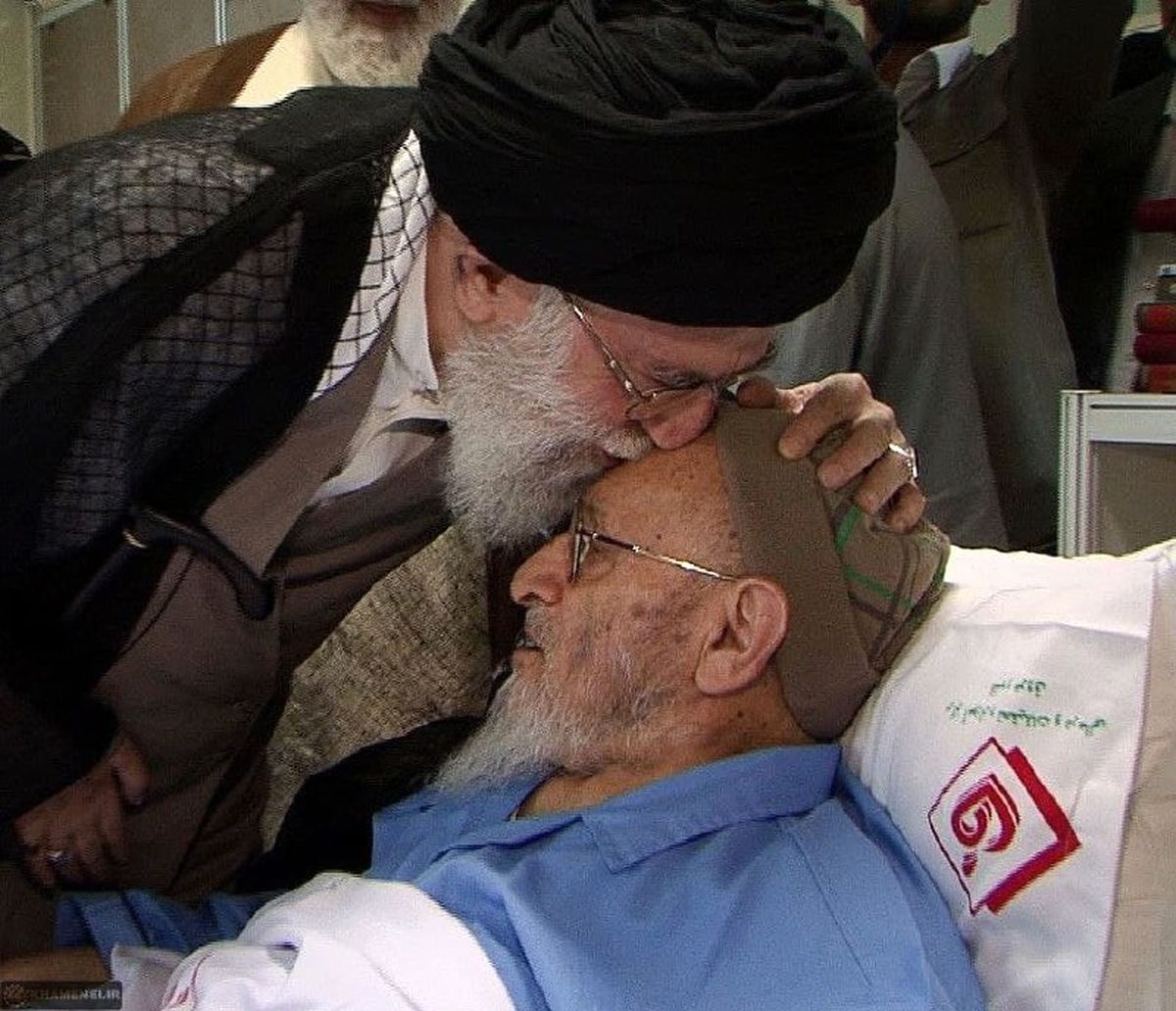 رهبر انقلاب بر پیکر علامه حسن‌زاده آملی نماز اقامه می‌کنند