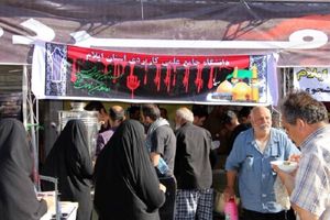 پخت غذای گرم بین زائران در مهران از محل نیت واقفان