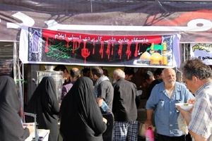 پخت غذای گرم بین زائران در مهران از محل نیت واقفان