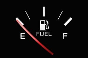 پس از روشن شدن چراغ اخطار بنزین چند کیلومتر می‌ توان رانندگی کرد؟