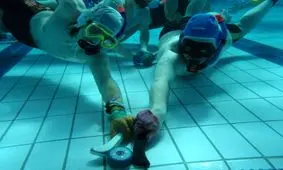 هاکی زیر آب، ورزش عجیب و غریب در امارات/ ویدئو