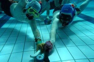 هاکی زیر آب، ورزش عجیب و غریب در امارات/ ویدئو