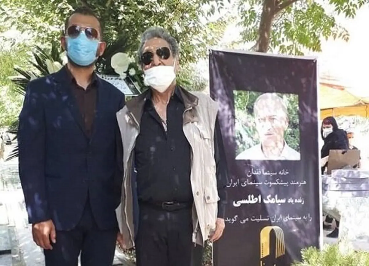 فرزند سیامک اطلسی بر آرامگاه پدر/ عکس