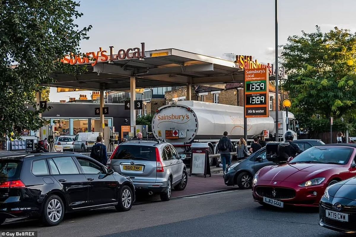 بحران سوخت در انگلیس/ چاقوکشی در صف‌های پمپ‌ بنزین