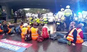 معترضان محیط زیستی ۲ بزرگراه لندن را مسدود کردند