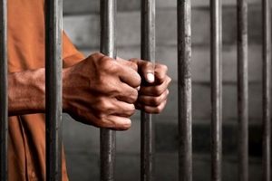 ۱۷ سال زندان به خاطر ناتوانی در پرداخت دیه ناپدری