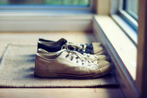 به 4 دلیل، هرگز با کفش وارد خانه نشوید
