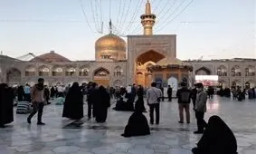 اقدام عجیب برخی زائران در حرم رضوی/ ویدئو