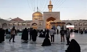 اقدام عجیب برخی زائران در حرم رضوی/ ویدئو