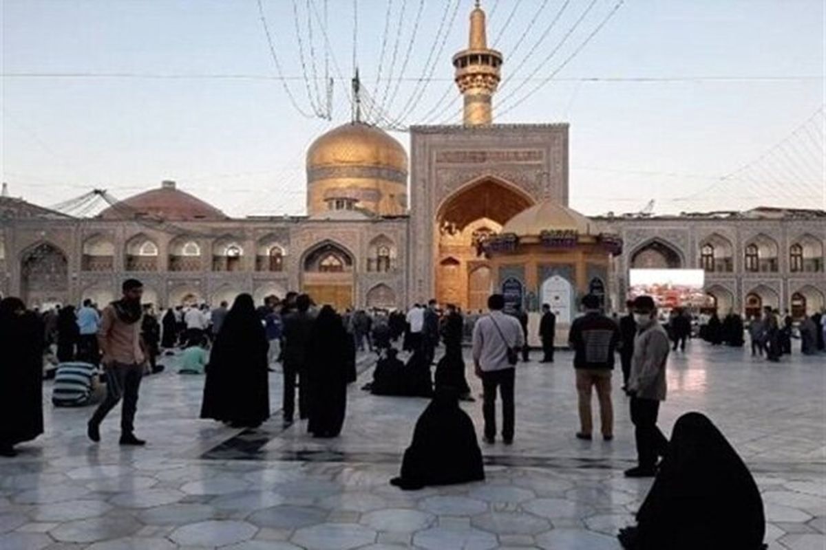 اقدام عجیب برخی زائران در حرم رضوی/ ویدئو