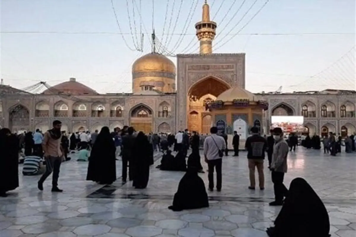 اقدام عجیب برخی زائران در حرم رضوی/ ویدئو