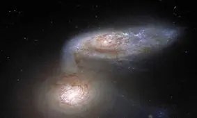 رقص ۲ کهکشان مارپیچی در فضا