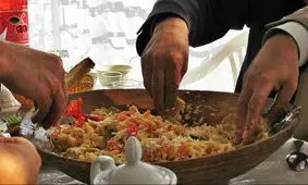 ۱۰ دلیل برای آنکه می گویند با دست غذا بخورید