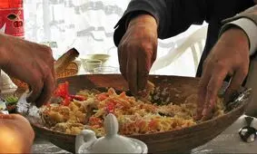 ۱۰ دلیل برای آنکه می گویند با دست غذا بخورید