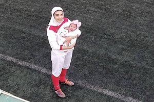 تصویری متفاوت از فوتبالیست زن به همراه دخترش در زمین فوتبال/ عکس