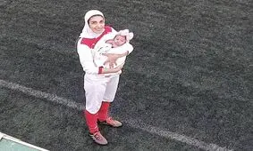 تصویری متفاوت از فوتبالیست زن به همراه دخترش در زمین فوتبال/ عکس