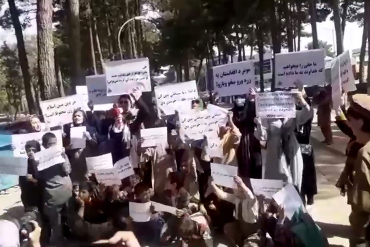 زنان معترض در کابل: سکوت جهان شرم‌آور است/ ویدئو